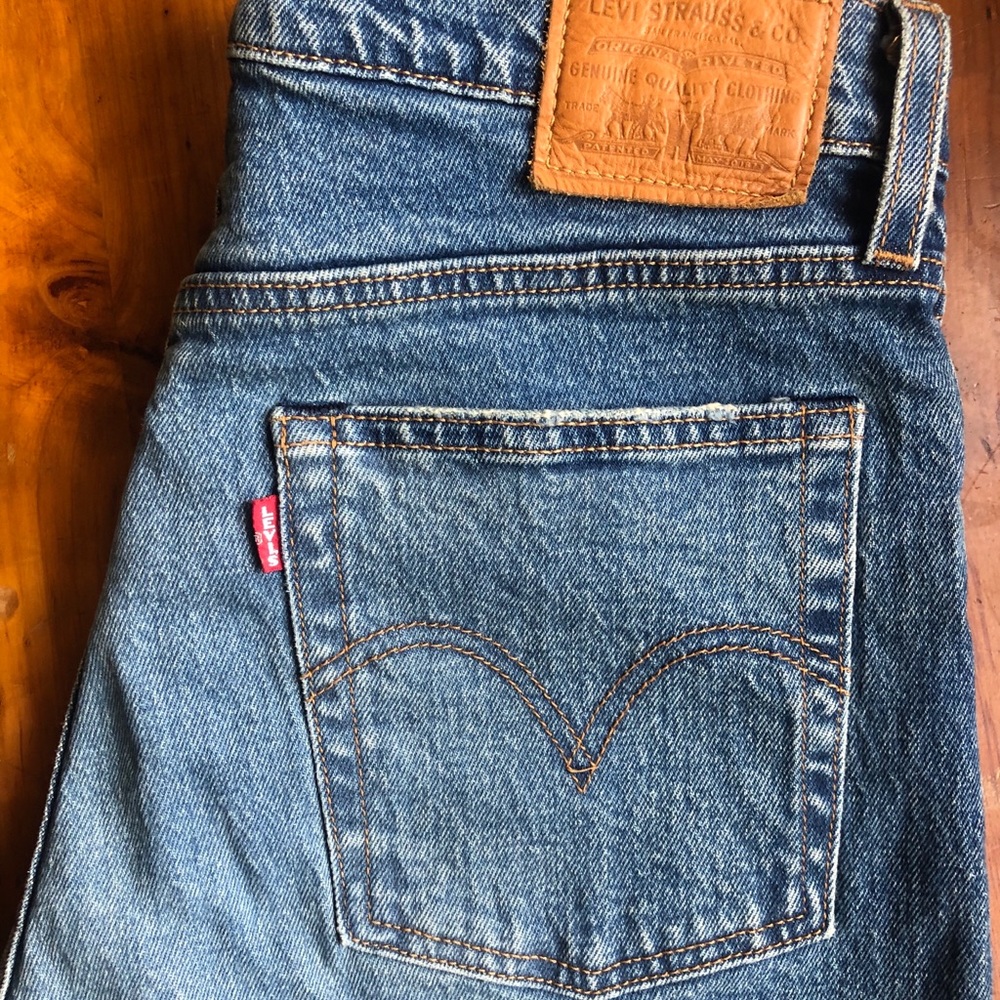Levi’s high wasted raw edge mom jeans size 28